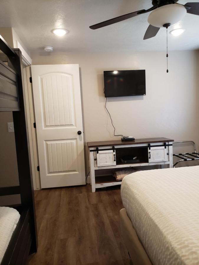 Flaming Gorge Resort Dutch John エクステリア 写真