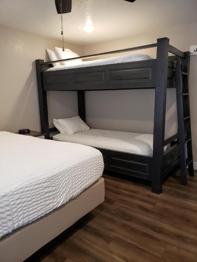 Flaming Gorge Resort Dutch John エクステリア 写真
